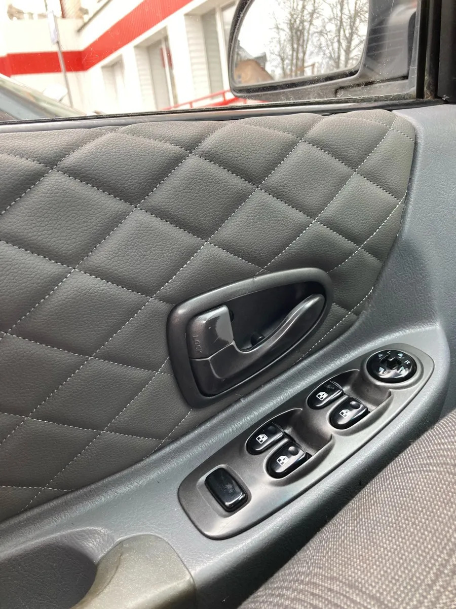 Обшивки карт дверей из эко-кожи для Hyundai Getz / Хюндай Гетз 2002-2011 (Ромб) Синий с Синей строчкой. Ричмарк — фото 4