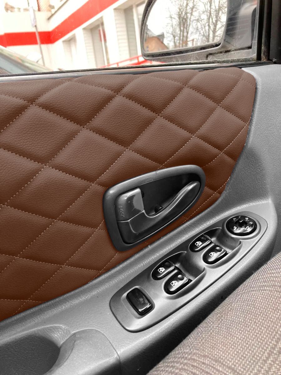 Обшивки карт дверей из эко-кожи для Hyundai Accent/ Хюндай Акцент (Ромб) Коричневые с коричневой строчкой. Ричмарк — фото 4