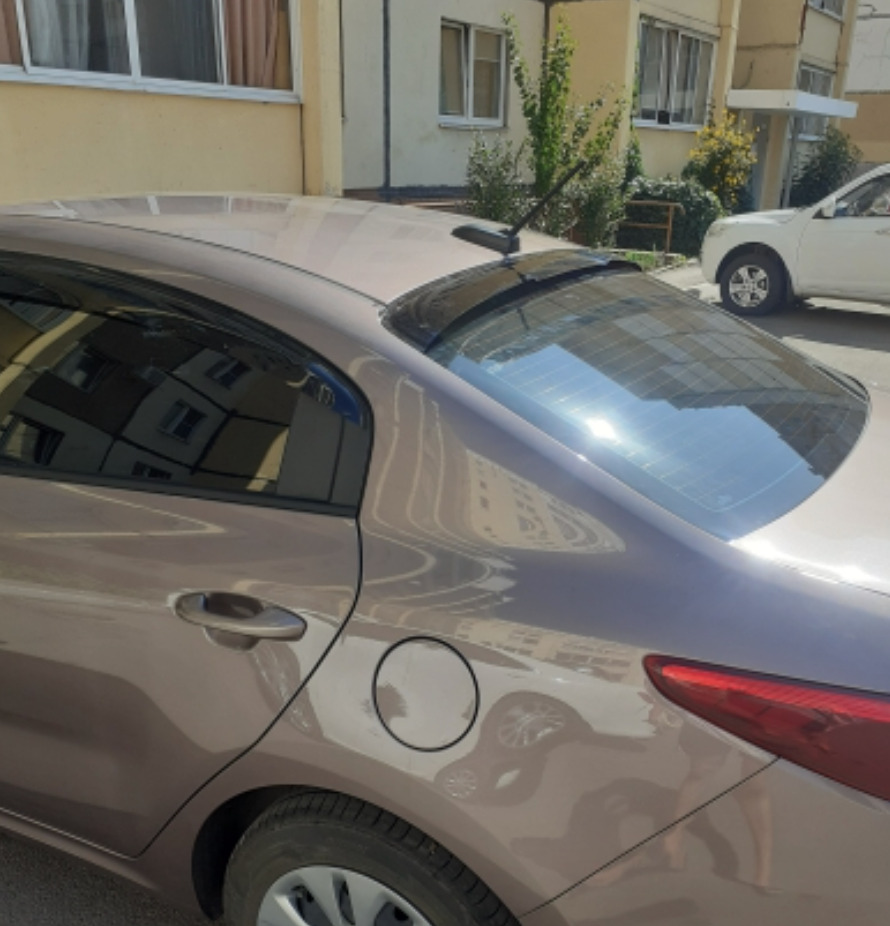 Задний дефлектор (спойлер) стекла для Kia Rio / Киа Рио 4 седан 2017-2021. Ричмарк — фото 7